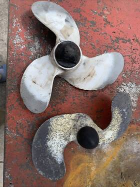 389627 Evinrude Old Boat Props One Is Off A Even Rude 9.5hp
