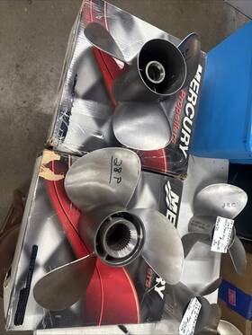48-823669 Mercury 48-823670/48-823669 28 Pitch Bravo Three Propeller Set