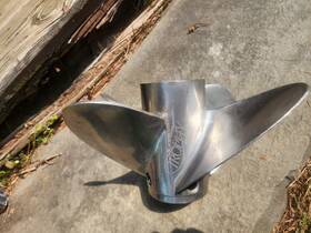 48-825934a47-21p Mercury Marine Trophy Plus 21 Pitch Propeller Rh