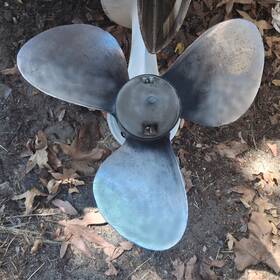 0172492 Omc Stainless Steel Used Pin Drive Propeller 14 Inch X 17 Pitch With Hub/nut. Clean