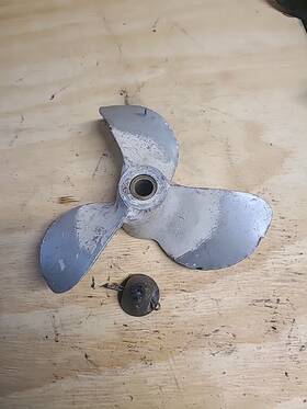377636 Omc Evinrude Johnson 18 Hp Propeller And Nut Assembly 9x10.5